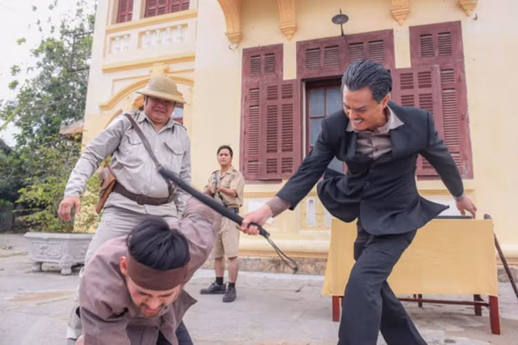 Với tính cách ương bướng, ngang tàng, Hải đối đầu với Khải Duy. Tuy nhiên, cả hai không biết mối quan hệ là bố con.