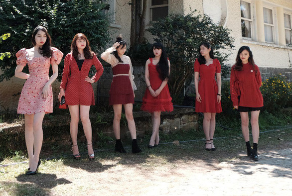 Chia sẻ về kỷ niệm đáng nhớ nhất ngày bé, Quỳnh An cho biết: "Một mình ba đi từ trường này sang trường khác để đón 6 đứa con đi học về. Mình thấy may mắn lắm khi được là em của 5 chị và chẳng cần có anh trai đâu. Các chị mình như anh luôn rồi, việc gì cũng làm được hết". Để dễ xưng hô, ba mẹ Quỳnh An đặt cho 6 con gái biệt danh khá thú vị Mi, Mị, Mì, Mí, Mỹ, Nyny. "Đặt riêng là thế rồi nhưng mỗi khi ba uống rượu say là vẫn nhầm loạn hết cả lên, nhưng tụi mình thấy đáng yêu lắm", 9X kể.