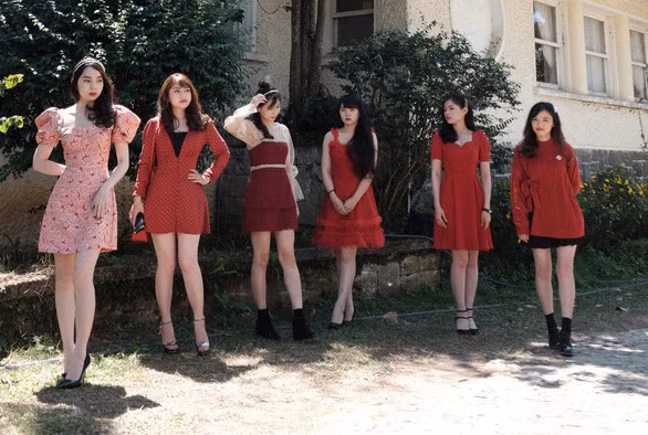 Chia sẻ về kỷ niệm đáng nhớ nhất ngày bé, Quỳnh An cho biết: "Một mình ba đi từ trường này sang trường khác để đón 6 đứa con đi học về. Mình thấy may mắn lắm khi được là em của 5 chị và chẳng cần có anh trai đâu. Các chị mình như anh luôn rồi, việc gì cũng làm được hết". Để dễ xưng hô, ba mẹ Quỳnh An đặt cho 6 con gái biệt danh khá thú vị Mi, Mị, Mì, Mí, Mỹ, Nyny. "Đặt riêng là thế rồi nhưng mỗi khi ba uống rượu say là vẫn nhầm loạn hết cả lên, nhưng tụi mình thấy đáng yêu lắm", 9X kể.