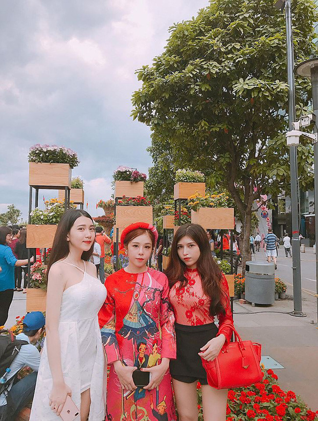 Hiện tại, cả 3 chị em đều kinh doanh, sinh sống ở TP.HCM. Trên trang cá nhân, họ thường xuyên chia sẻ hình ảnh đi chơi, tậu đồ hiệu đắt tiền khiến dân mạng chú ý. Dù không hoạt động nghệ thuật nhưng trang cá nhân của cả 3 cô gái đều có hàng chục nghìn người theo dõi.