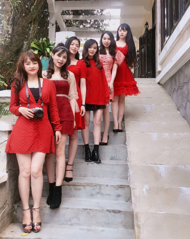 Nhân dịp Tết 2019 vừa rồi, Quỳnh An và các chị diện váy cùng màu và khoe ảnh trên mạng xã hội. Vì mỗi người làm một việc ở những nơi khác nhau nên chỉ có dịp lễ, họ mới có cơ hội đoàn tụ. Quỳnh An là sinh viên, Ngọc An đang kinh doanh và Tâm An hiện sống ở TP.HCM. Các chị còn lại của Quỳnh An thì theo nghề du lịch: Thùy An là lễ tân, Trường An là design công trình còn Xuân An là chủ studio, make up và chụp ảnh cưới ở Đà Lạt.