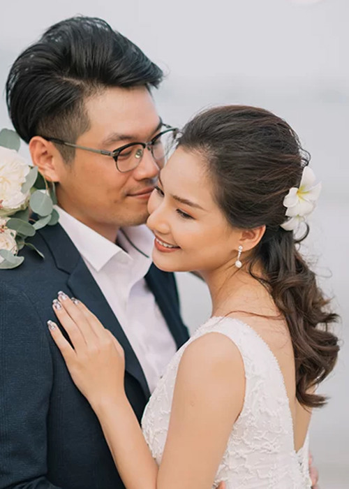 Chia sẻ về người bạn đời, Kiều Oanh cho biết, cả hai là anh em bạn bè bao nhiêu năm, quý nhau rồi thương nhau lúc nào không hay.