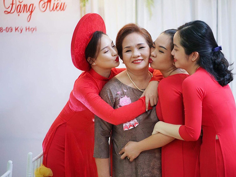 Ông xã Kiều Oanh tên Đặng Hiếu, sinh năm 1988 và đang hoạt động trong lĩnh vực chứng khoán.