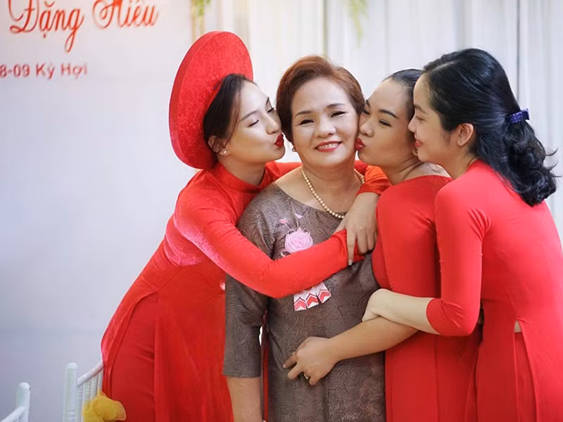 Ông xã Kiều Oanh tên Đặng Hiếu, sinh năm 1988 và đang hoạt động trong lĩnh vực chứng khoán.