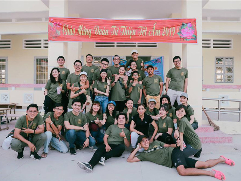 Cô gái gốc Huế có những chuyến đi từ thiện cùng bạn bè trong 4 năm qua.