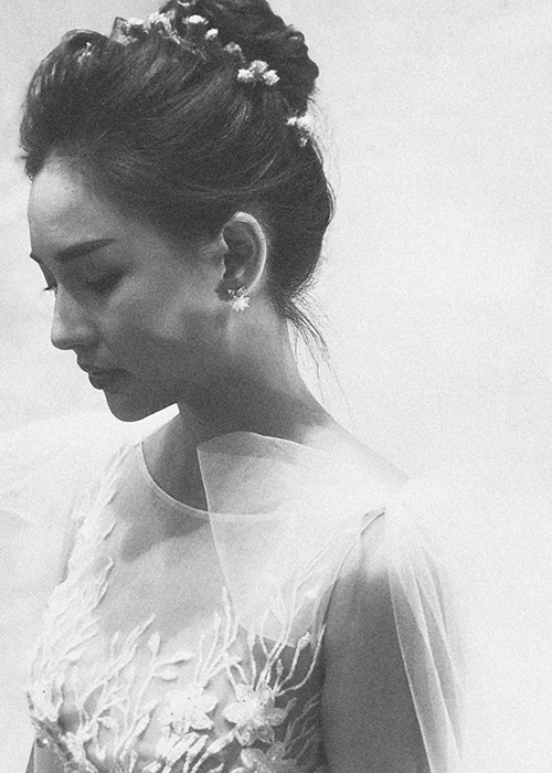 Mới đây, trước những lời đồn thổi có bầu hay chồng mới cưới là đại gia, cô gái gốc Huế lập tức đáp trả. "Em chỉ mong cuộc đời còn lại đừng có ai bị tổn thương vì những “anh hùng bàn phím”, chỉ mong được an yên quy ẩn sống trọn vẹn bên cạnh gia đình thôi là quá đủ. Em vẫn chưa có em bé, bụng em béo vì em ăn nhiều. Có thì vui thôi chứ sợ gì. Chồng em là con nhà giàu: giàu tình cảm mọi người ạ, anh vẫn là nhân viên làm công ăn lương như em. Không phải đại gia đại giẻ gì đâu. Em viết đôi lời mà em khóc vì những bịa đặt tổn thương ghê gớm", Kiều Oanh viết. Mời quý độc giả xem video "Bí quyết làm đẹp của sao Việt". Nguồn VTC