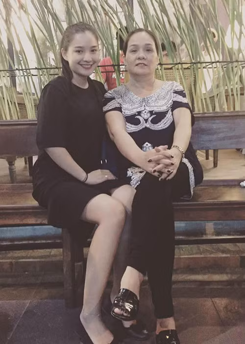 Kiều Oanh giữ mối quan hệ thân thiết với gia đình chồng.