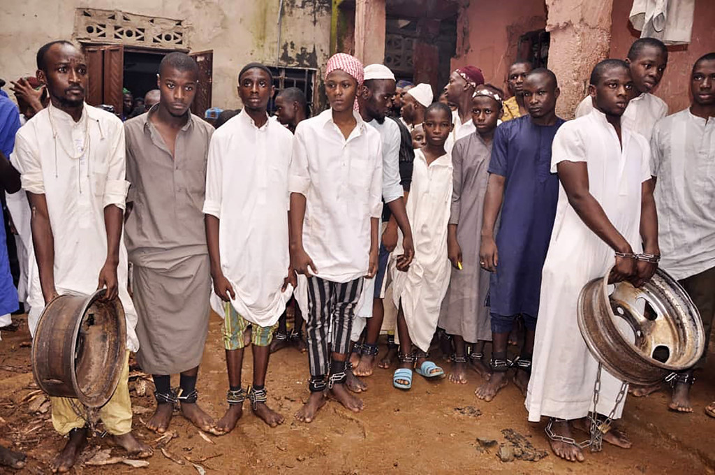 Ông Bello Hamza, nạn nhân lớn tuổi nhất, cho biết ông bị giam cầm ở đây hơn 3 tháng. Ban đầu, ông muốn học thạc sĩ ngành Toán ứng dụng tại Đại học Pretori, Nam Phi. Cuối cùng, ông lại bị đưa vào đây và chịu sự tra tấn mỗi ngày. Hamza cho biết thêm ông từng chứng kiến một số người chết vì bị đánh và lạm dụng tình dục.