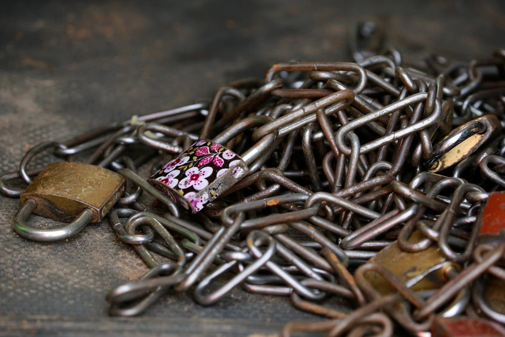 Sau khi bị bắt, người đứng đầu cơ sở giáo dục này phủ nhận cáo buộc bạo hành và tấn công tình dục học sinh. Ông phân trần tất cả điều họ làm là cho học sinh đọc kinh, cầu nguyện và thờ phụng Chúa.