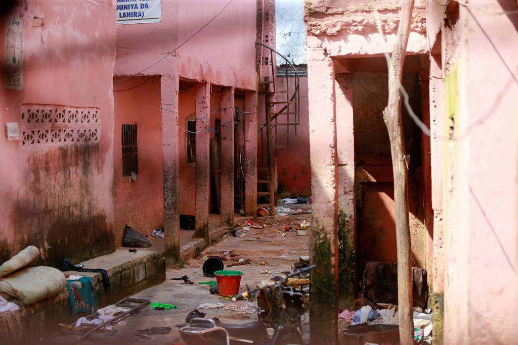 Sống trong "chốn ngục tù", các nạn nhân đều bị quản giáo đánh đập và tước đi quyền lợi cơ bản nhất. Những căn phòng dột nát, bẩn thỉu là nơi ở của học sinh. Họ phải ngủ trong tình trạng không có giường, chăn màn. Khoảng 40 người sống chen chúc trong căn phòng rộng chưa đến 20 m2.