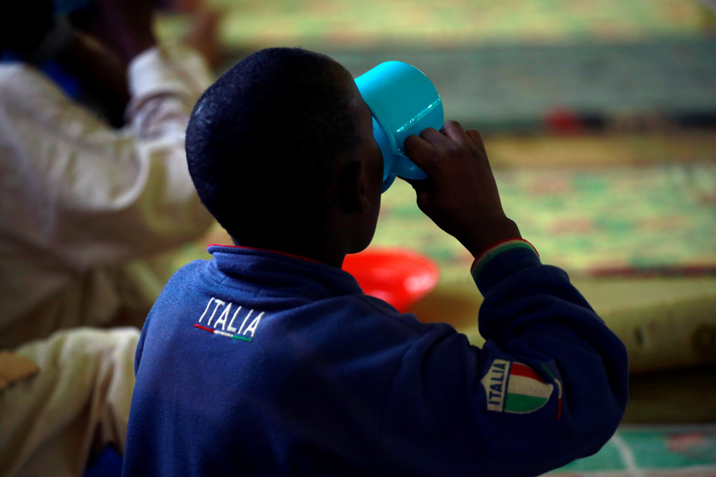 “Họ không được phép đi vào bên trong để xem xét tình hình, những đứa trẻ sẽ được đưa ra ngoài để gặp bố mẹ. Những gì họ nghĩ là con mình đang được dạy kinh Koran, được đối xử tử tế và tính cách chúng đã thay đổi rất nhiều”, ông Yaduna Sabo, phát ngôn viên cảnh sát, cho biết.