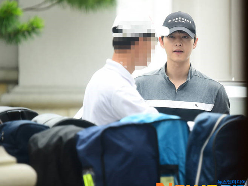 Còn Song Joong Ki, hậu ly hôn anh miệt mài làm việc.