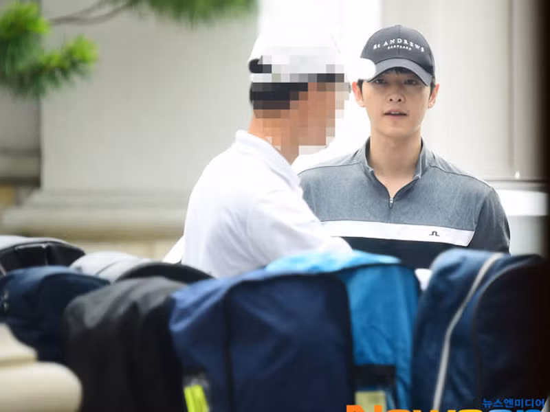 Còn Song Joong Ki, hậu ly hôn anh miệt mài làm việc.