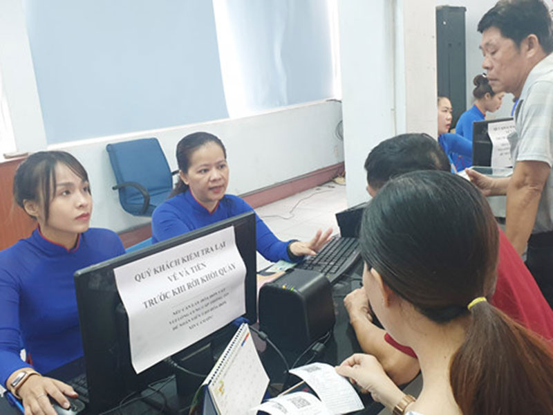 Ban ve tau Tet qua mang internet, thuc trang dem van chua mua duoc ve