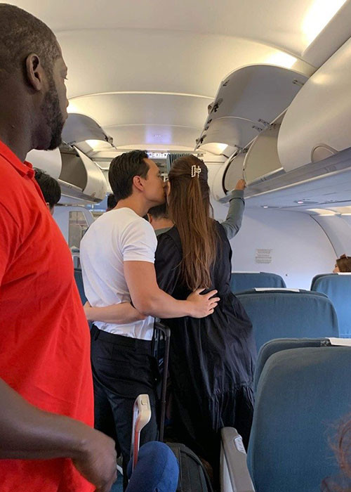 Cách đây không lâu, cặp đôi bị bắt gặp thân mật trên máy bay khiến nhiều người phát ghen.