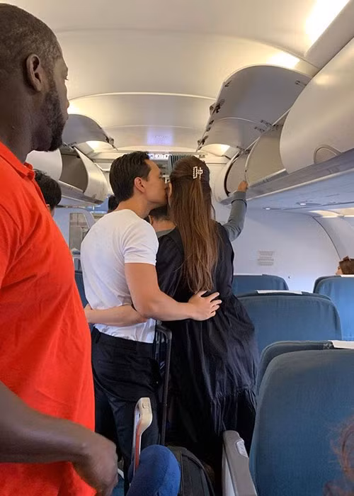 Cách đây không lâu, cặp đôi bị bắt gặp thân mật trên máy bay khiến nhiều người phát ghen.