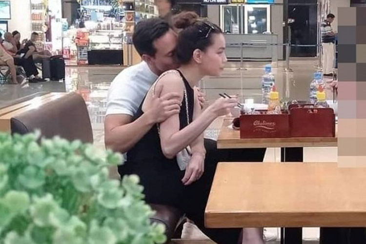 Đôi uyên ương biến sân bay trở thành nơi hẹn hò.