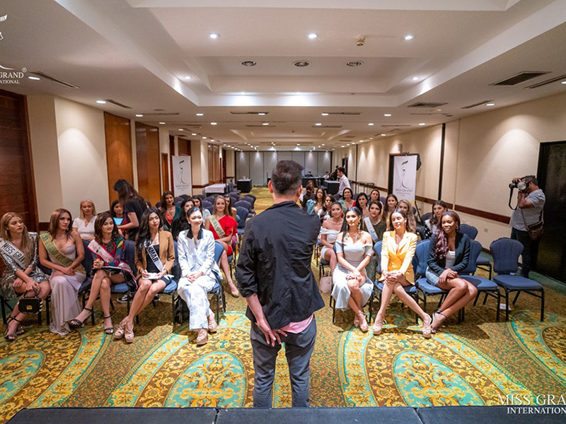 Người đẹp Việt Nam được ưu tiên ngồi hàng ghế đầu tiên trong buổi gặp gỡ ngài chủ tịch cuộc thi.