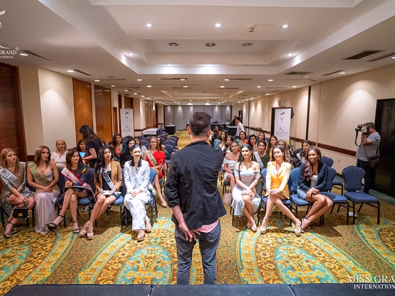 Người đẹp Việt Nam được ưu tiên ngồi hàng ghế đầu tiên trong buổi gặp gỡ ngài chủ tịch cuộc thi.