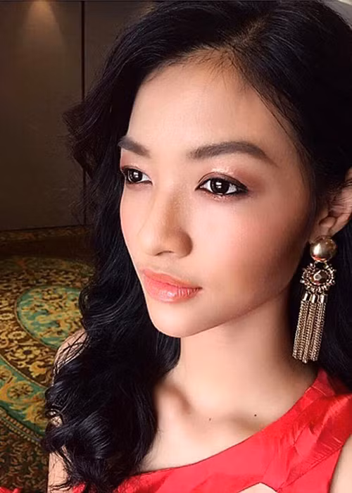 Ở một hoạt động khác, Kiều Loan được chuyên gia của cuộc thi trang điểm. Tuy nhiên, phong cách make up dành cho cô bị chê tơi tả.