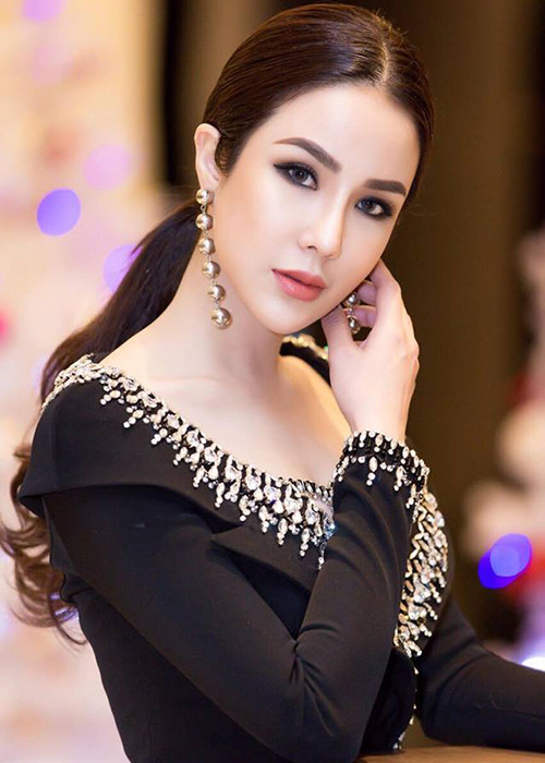 Diệp Lâm Anh tạo dáng bên chú trăn nhằm chuyển tải thông điệp bảo vệ môi trường và động vật hoang dã.