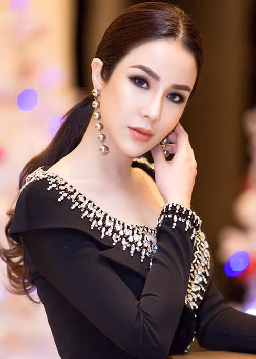 Diệp Lâm Anh tạo dáng bên chú trăn nhằm chuyển tải thông điệp bảo vệ môi trường và động vật hoang dã.