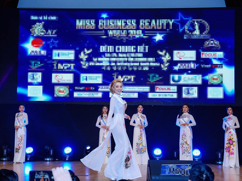 Hình ảnh Ngân 98 trong phần thi trang phục áo dài trong đêm chung kết cuộc thi.