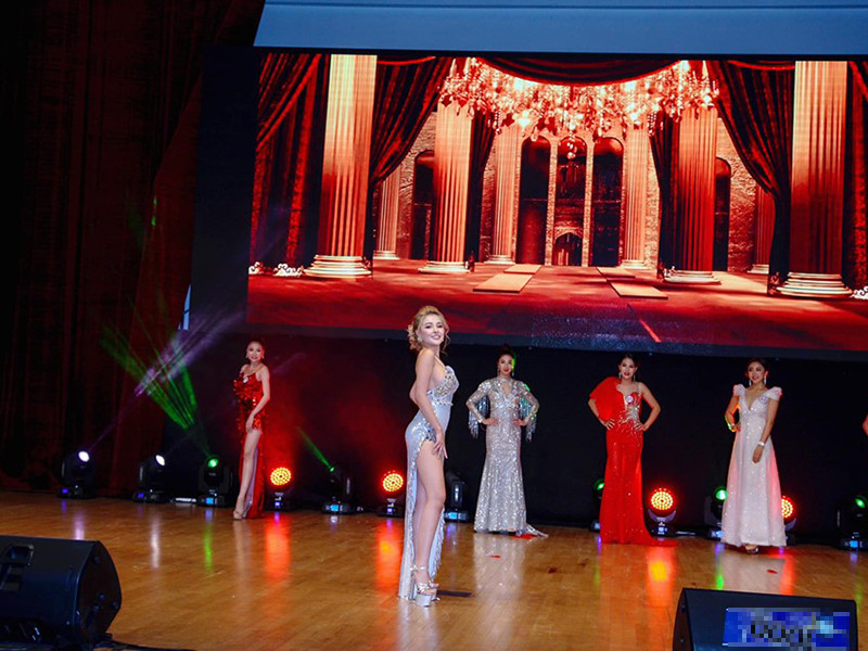 Cuộc thi có sự góp mặt của Ngân 98 được tổ chức tại Hàn Quốc và bị chê "ao làng" với sân khấu sơ sài, các phần thi mờ nhạt.