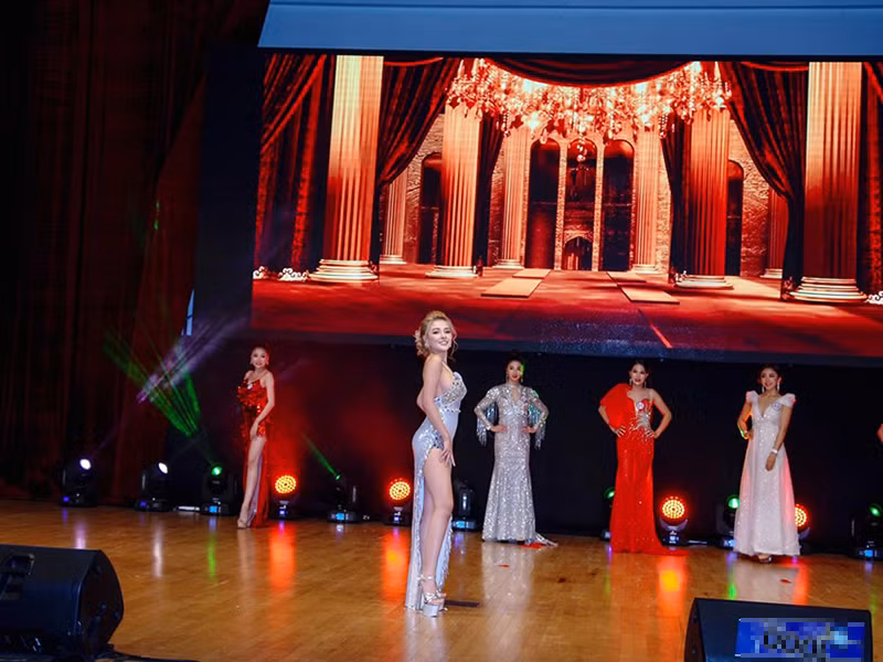 Cuộc thi có sự góp mặt của Ngân 98 được tổ chức tại Hàn Quốc và bị chê "ao làng" với sân khấu sơ sài, các phần thi mờ nhạt.