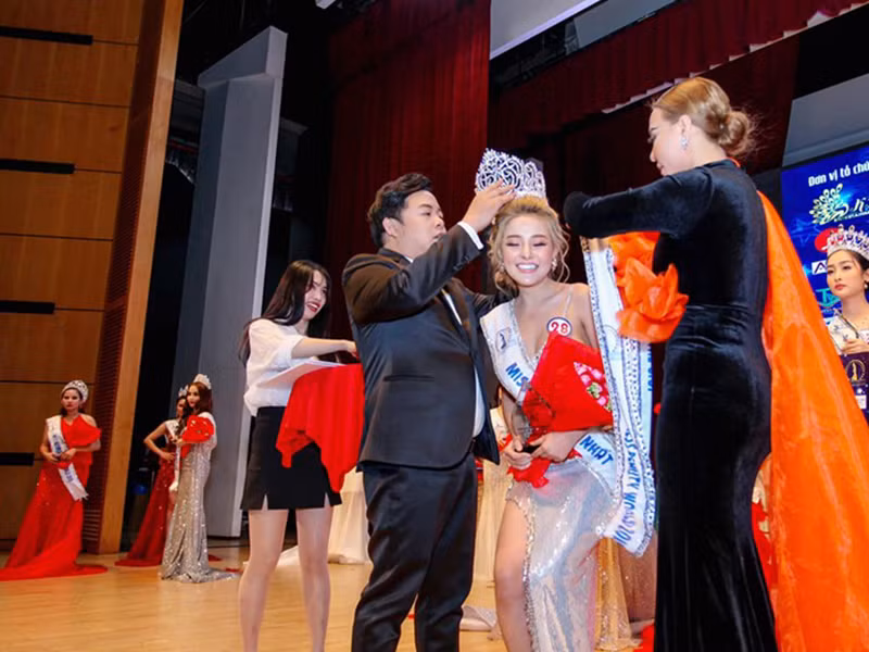 Cách đây ít ngày, hot girl Ngân 98 bất ngờ giành danh hiệu á hậu 2 cuộc thi Hoa hậu Doanh nhân sắc đẹp thế giới.