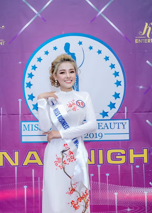 Danh hiệu của Ngân 98 không được số đông dư luận ghi nhận vì cô vướng nhiều lùm xùm.