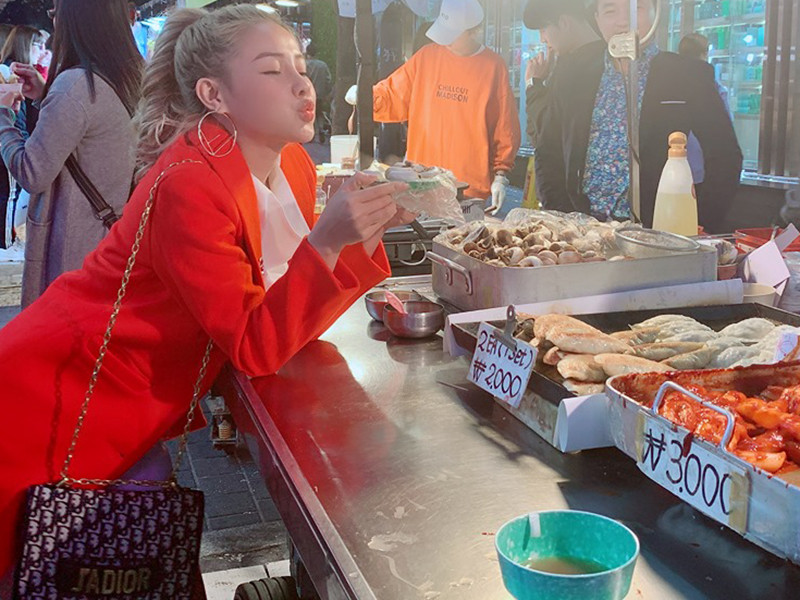 Giữa ồn ào, hot girl tai tiếng chia sẻ trên trang cá nhân hình ảnh du lịch Hàn Quốc sau cuộc thi.