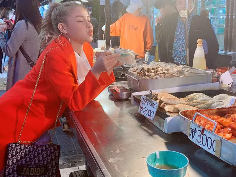 Giữa ồn ào, hot girl tai tiếng chia sẻ trên trang cá nhân hình ảnh du lịch Hàn Quốc sau cuộc thi.