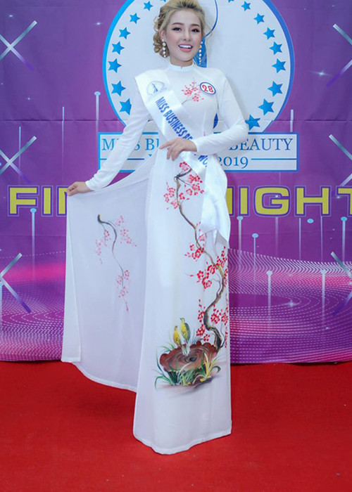 Ngoài danh hiệu á hậu 2, tình cũ của Lương Bằng Quang còn đoạt giải phụ Người đẹp hình thể.