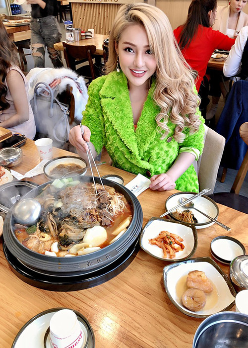 Tình cũ của Lương Bằng Quang vốn chưa có bất cứ danh hiệu chính nào tại các cuộc thi người đẹp, người mẫu trong nước trước khi tham gia cuộc thi tại Hàn Quốc.