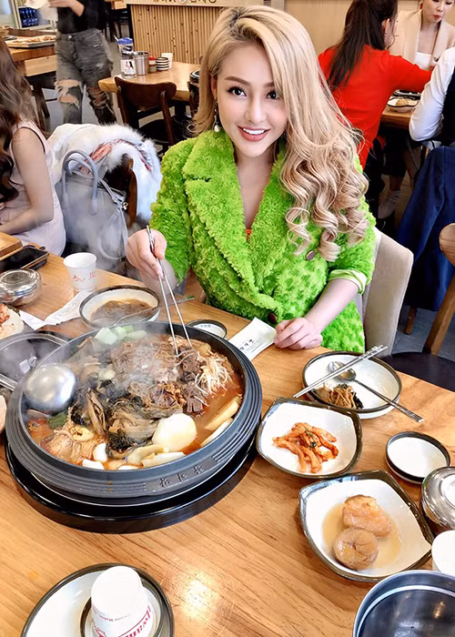 Tình cũ của Lương Bằng Quang vốn chưa có bất cứ danh hiệu chính nào tại các cuộc thi người đẹp, người mẫu trong nước trước khi tham gia cuộc thi tại Hàn Quốc.