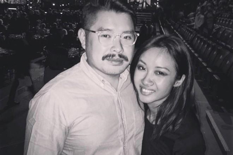 Cuối năm 2017, nữ ca sĩ đăng ảnh đeo nhẫn ở ngón áp út khiến nhiều khán giả cho rằng cô chấp nhận lời cầu hôn của Bảo Nguyễn. Ảnh: Khám phá