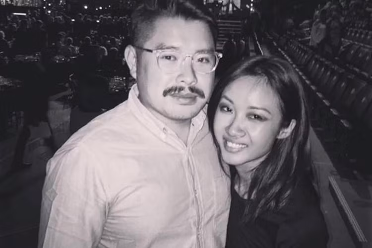 Cuối năm 2017, nữ ca sĩ đăng ảnh đeo nhẫn ở ngón áp út khiến nhiều khán giả cho rằng cô chấp nhận lời cầu hôn của Bảo Nguyễn. Ảnh: Khám phá