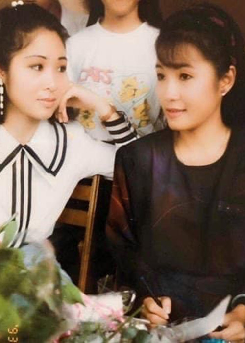 Bố mẹ của Hồng Vân cuối cùng đồng ý cho con gái theo học nghệ thuật. Sau khi tốt nghiệp, chị về sân khấu 5B cho đến khi chuyển đến sân khấu Phú Nhuận.