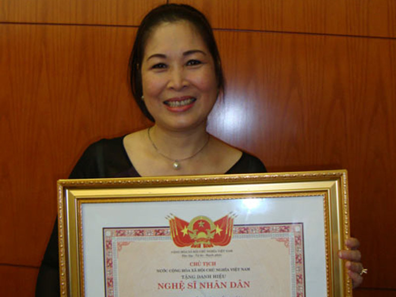 Năm 2012, nữ MC "Bạn muốn hẹn hò" được Nhà nước trao danh hiệu Nghệ sĩ Nhân dân. Cùng năm đó, chị là Đại biểu Hội đồng Nhân dân TP. Hồ Chí Minh (nhiệm kỳ 2012-2016). Ảnh: Người lao động