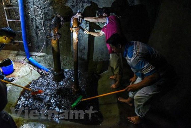 Ông Hùng còn cho hay, cách đây khoảng 6 tháng, cư dân tòa nhà lau rửa bể một lần nhưng không hề có hiện tượng này. (Ảnh: PV/Vietnam+)