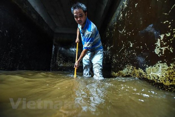 Anh Dũng, nhân viên công ty Viwaco cho biết từ vài ngày nay công việc chính của anh là đi thau rửa bể nước sinh hoạt cho hàng loạt tòa chung cư trong khu vực quận Cầu Giấy. (Ảnh: PV/Vietnam+)
