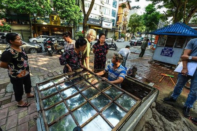 Sau sự cố đổ phế thải đầu nguồn nước mặt sông Đà, thành phố Hà Nội đã bắt đầu tiến hành súc xả hệ thống đường ống, bể chứa do Công ty Viwaco quản lý và hệ thống bể chứa nước sạch cho một số khu chung cư trên địa bàn. (Ảnh: PV/Vietnam+)