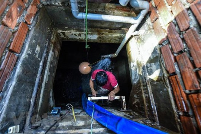 Chiều 18/10, cán bộ công nhân Viwaco phối hợp cùng cư dân một tòa nhà chung cư thuộc khu đô thị Trung Hòa - Nhân Chính triển khai thau dọn toàn bộ nước trong hai bể ngầm và bể mái của tòa nhà. Đây là một trong những tòa sử dụng nguồn nước do Công ty nước sạch sông Đà cung cấp. (Ảnh: PV/Vietnam+)