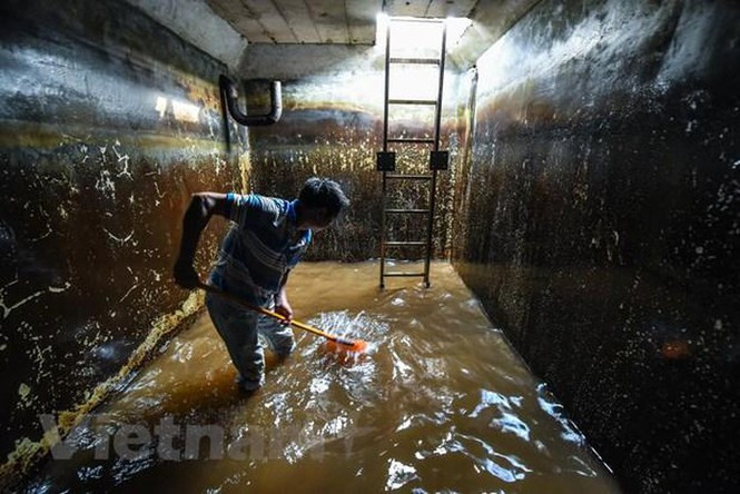 Việc thau rửa bể sẽ giúp đảm bảo chất lượng nước sinh hoạt cho người dân. (Ảnh: PV/Vietnam+)