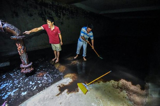 Công ty Viwaco đã cắt cử khoảng hơn 30 nhân công thay phiên nhau thực hiện công tác thau dọn bể cho các tòa chung cư cũng như súc xả hệ thống đường ống, bể chứa do Công ty quản lý. (Ảnh: PV/Vietnam+)