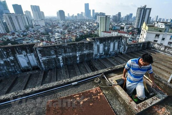 Bà Nguyễn Thị Phúc - Trưởng ban Quản trị tòa nhà cho biết trước mắt sẽ tiến hành thau rửa bể, làm lại hệ thống chống thấm thậm chí đưa hóa chất tẩy rửa xuống để làm thật sạch bể ngầm rồi mới tiếp tục đưa nước sạch vào để sử dụng. (Ảnh: PV/Vietnam+)