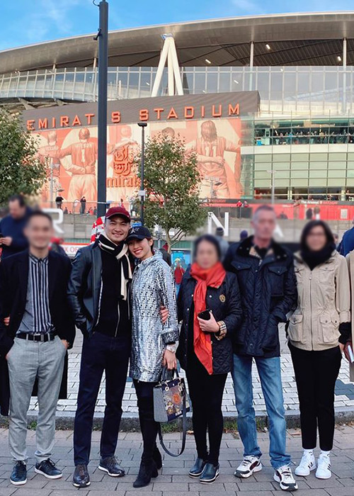 Cặp đôi luôn dành cho nhau những cử chỉ tình cảm trong chuyến đi.