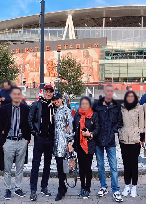 Cặp đôi luôn dành cho nhau những cử chỉ tình cảm trong chuyến đi.