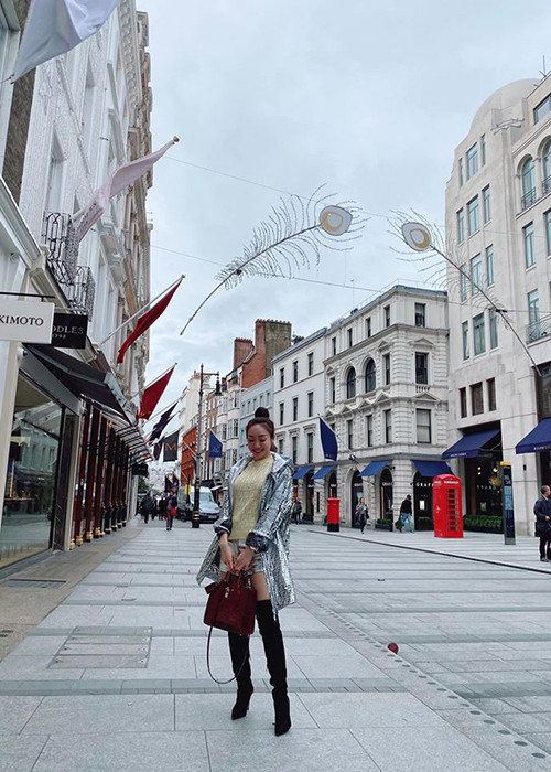 Một số người cho rằng Chi Bảo sang Anh ra mắt gia đình Lý Thùy Chang sau khi cả hai công khai chuyện hẹn hò.